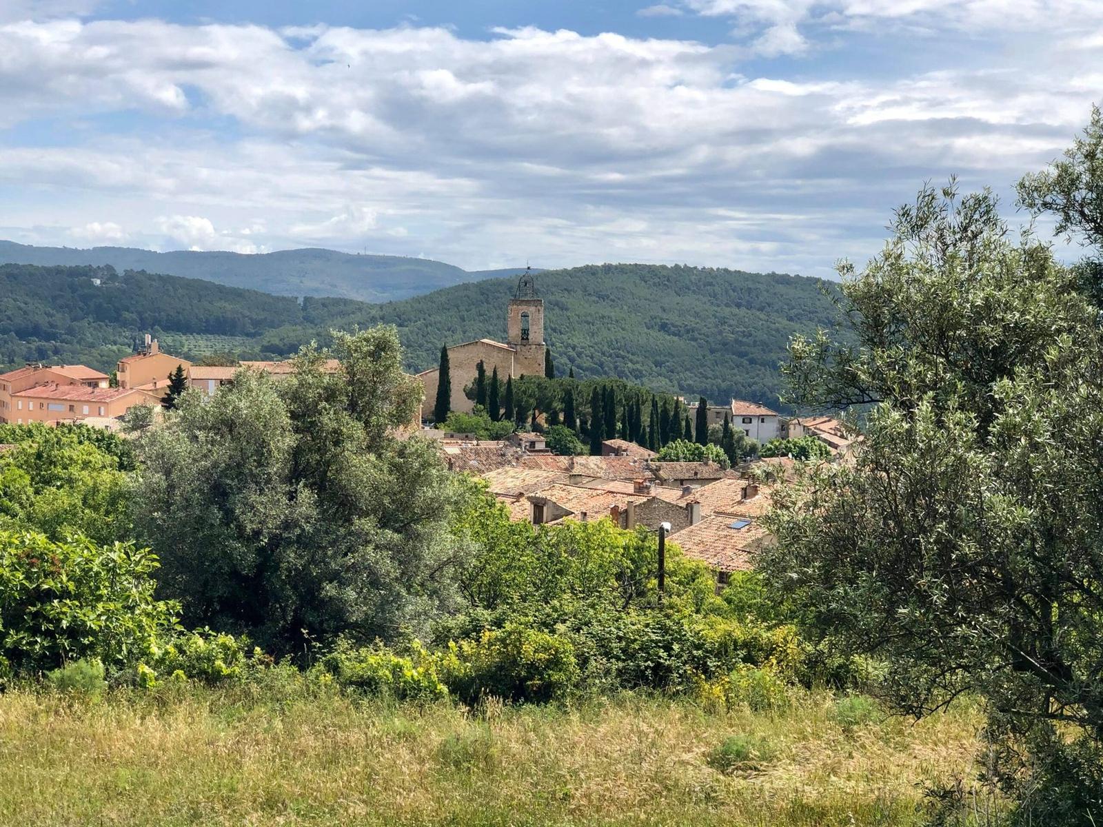 Le village de Flayosc entouré d'oliviers